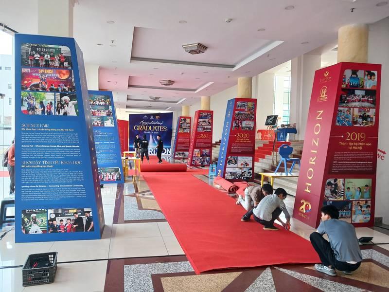 Thi công booth sự kiện chuẩn bị lắp đặt thảm đỏ cho triển lãm với thiết kế trọn gói giá tốt HCM.