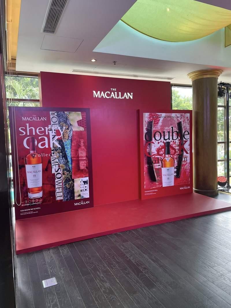 Thi công booth sự kiện trơn tru, thiết kế trọn gói giá tốt HCM với màu đỏ nổi bật và logo The Macallan.