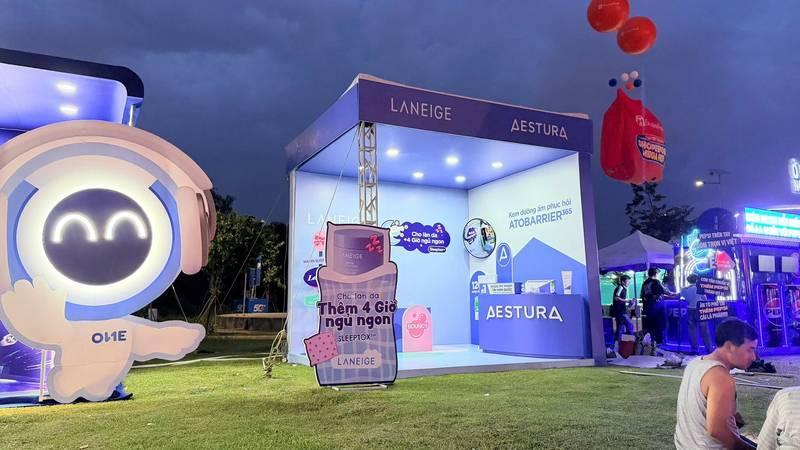 Thi công booth sự kiện trọn gói giá tốt HCM với thiết kế booth Laneige Aestura nổi bật về đêm.