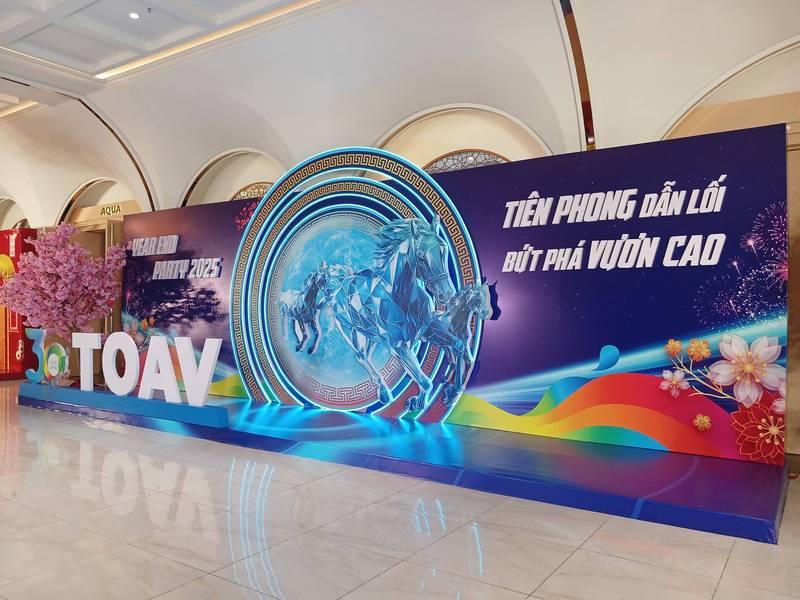 Thi công booth sự kiện với thiết kế trọn gói giá tốt HCM, nổi bật hình ảnh ngựa 3D và hoa đào.