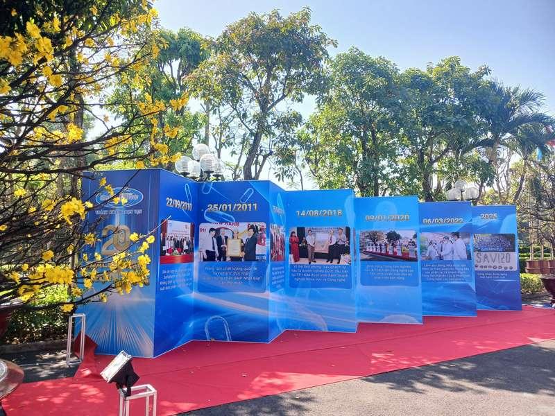 Thi công booth sự kiện với thiết kế trọn gói giá tốt HCM, trình bày các mốc thời gian quan trọng trên nền xanh bắt mắt.