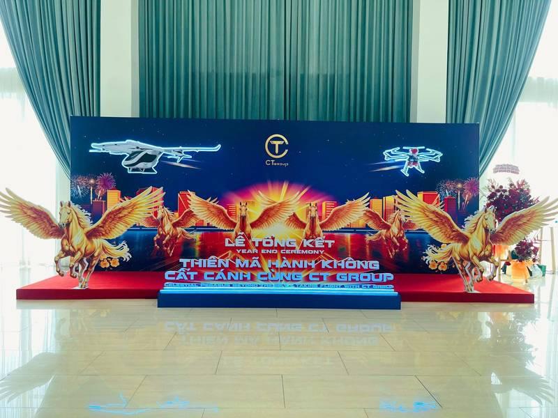 Thi công booth sự kiện lễ tổng kết với thiết kế trọn gói giá tốt tại HCM, nổi bật hình ảnh ngựa thần và drone.