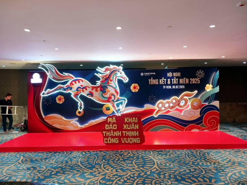 Thi công booth sự kiện hội nghị tổng kết và tất niên 2025 tại HCM với thiết kế trọn gói giá tốt.