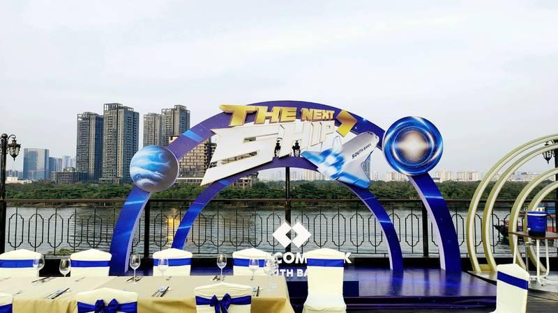 Thi công booth sự kiện ngoài trời thiết kế trọn gói giá tốt HCM với không gian biển và bàn ghế sang trọng.