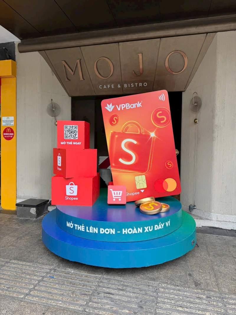 Thi công booth sự kiện với thiết kế trọn gói giá tốt tại HCM, quảng cáo VPBank và Shopee tại MOJO Cafe & Bistro.