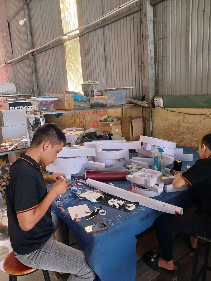 Thi công booth sự kiện với thiết kế trọn gói giá tốt tại HCM qua quá trình gia công tỉ mỉ của thợ.