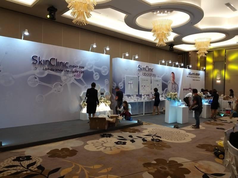 Thi công booth sự kiện SkinClinic với thiết kế trọn gói giá tốt tại HCM trong không gian hội nghị sang trọng.