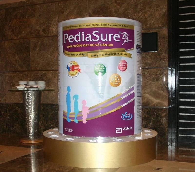 Thi công booth sự kiện trọn gói giá tốt HCM với mô hình quảng cáo sữa PediaSure kích thước lớn.