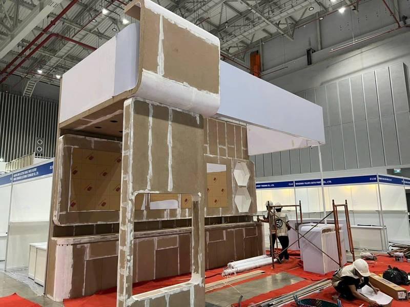 Thi công booth sự kiện đang trong giai đoạn hoàn thiện tại nhà thi công thiết kế trọn gói giá tốt HCM.