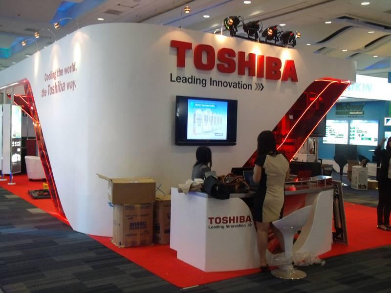 ALT: Thi công gian hàng triển lãm hội chợ Toshiba hiện đại tại sự kiện, thiết kế thi công gian hàng triển lãm, hội chợ trọn gói uy tín tphcm.