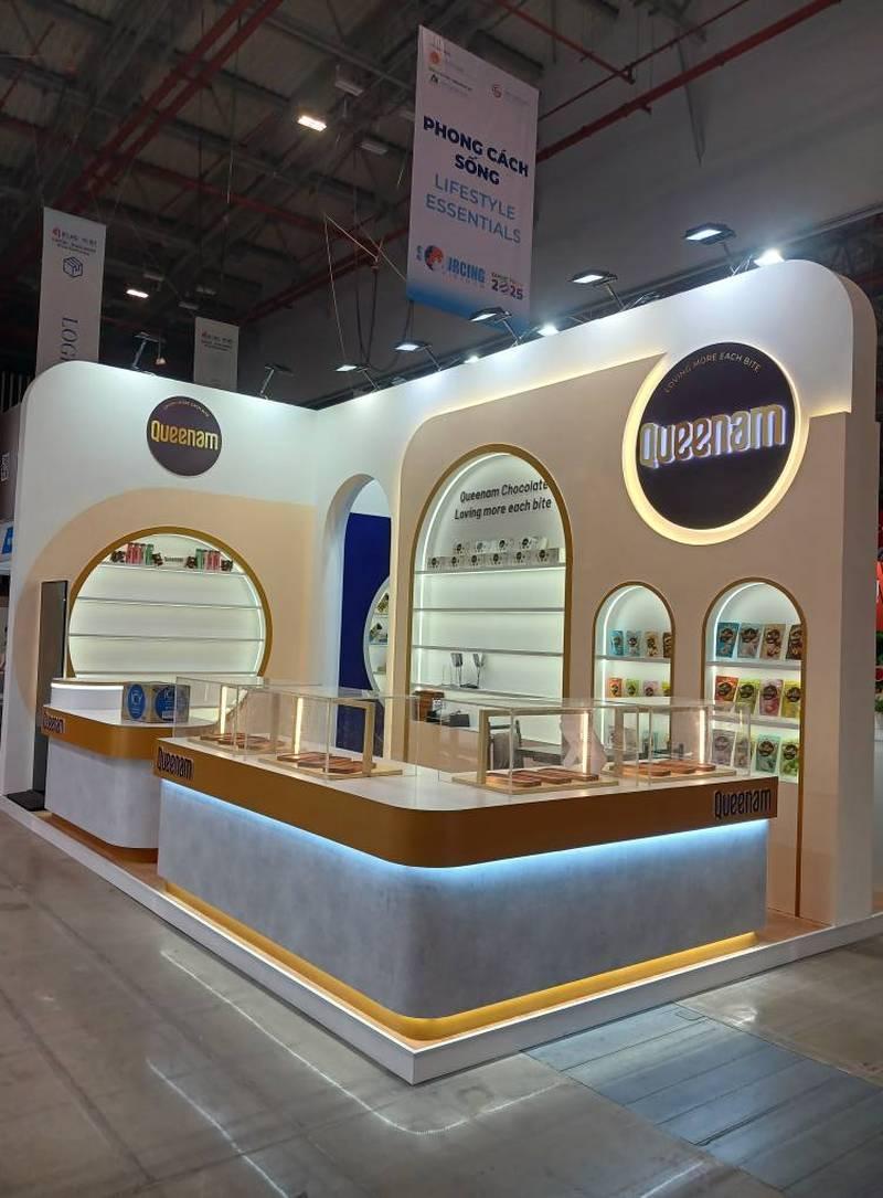 Thi công gian hàng triển lãm hội chợ Queenam sang trọng, chuyên nghiệp tại tphcm.