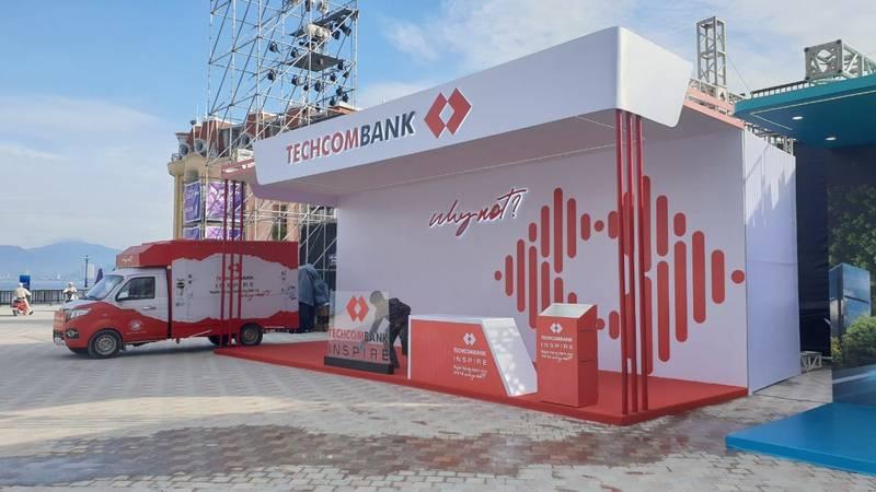 Thi công gian hàng triển lãm hội chợ Techcombank với thiết kế thi công gian hàng triển lãm, hội chợ trọn gói uy tín TPHCM.