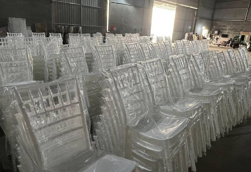 Hình ảnh kho chứa nhiều ghế Tiffany trắng đóng gói sẵn phục vụ thuê ghế Tiffany sự kiện trọn gói HCM.