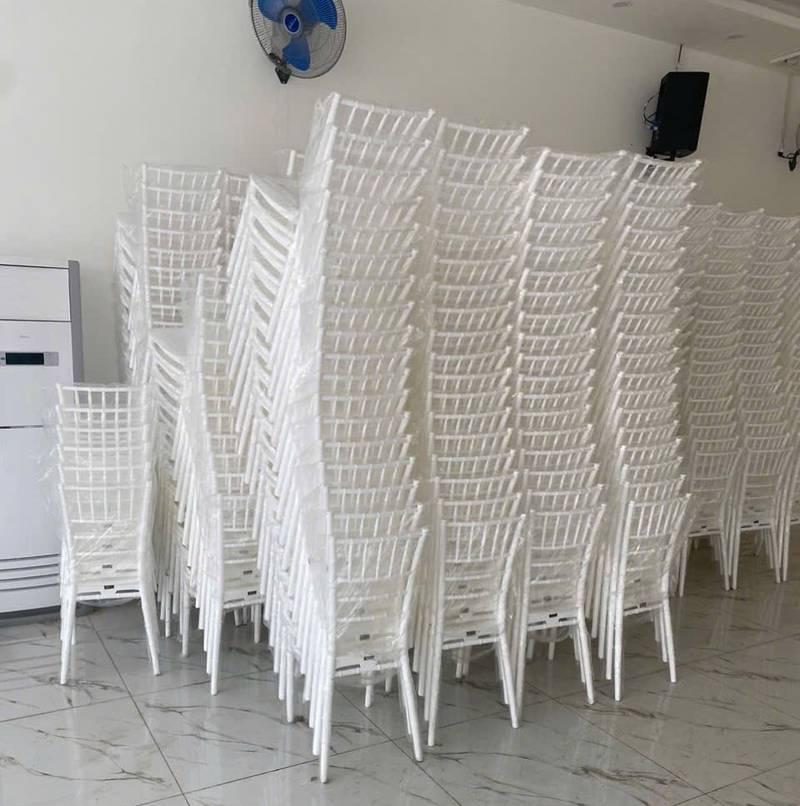 Hàng chục ghế Tiffany trắng xếp gọn chuẩn bị cho thuê ghế Tiffany sự kiện trọn gói HCM.