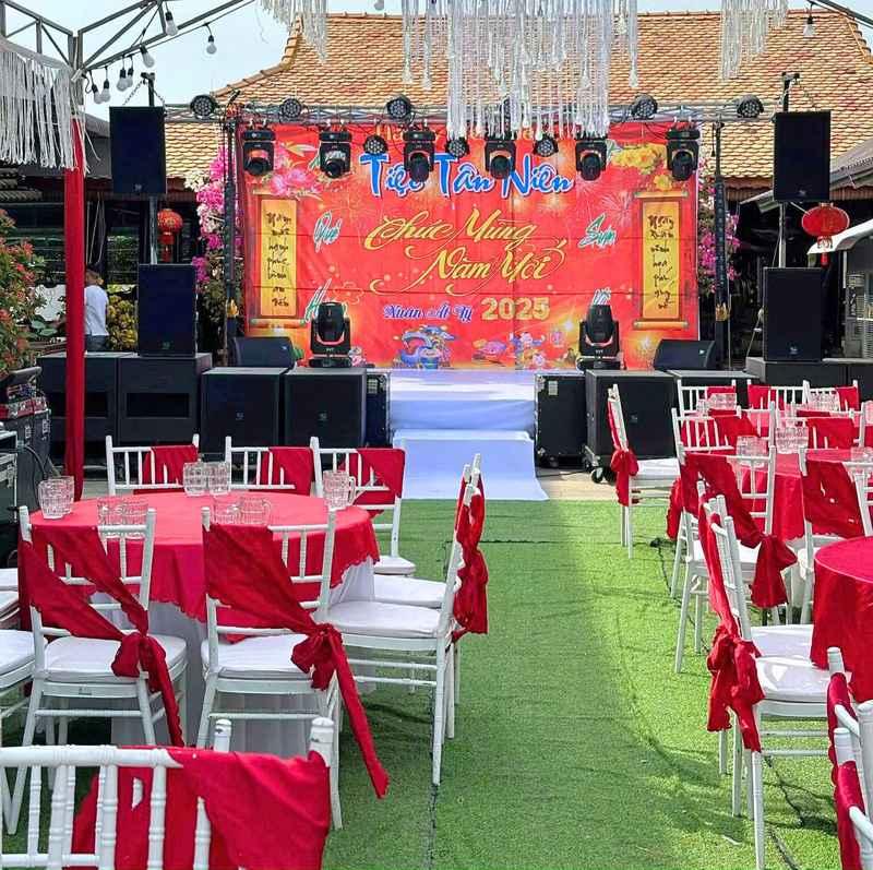 Thuê ghế Tiffany sự kiện trọn gói HCM với không gian tiệc Tết sang trọng và ấm cúng.