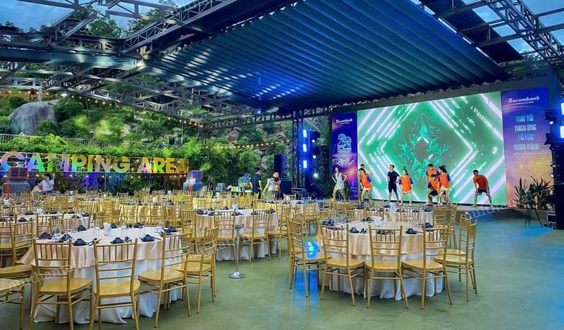 ALT: Không gian tổ chức sự kiện ngoài trời với nhiều bàn tiệc và ghế Tiffany được thuê trọn gói tại HCM.