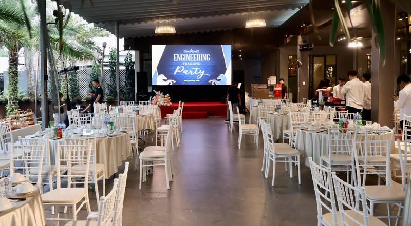 Ảnh sự kiện được trang trí với nhiều bàn tròn và ghế trắng, dịch vụ thuê ghế Tiffany sự kiện trọn gói tại HCM.