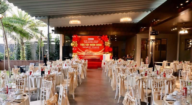 Cho thuê ghế tiffany sự kiện trọn gói HCM tại tiệc tất niên sang trọng với trang trí tinh tế.