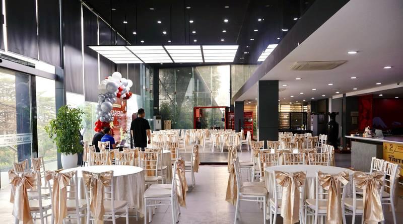 Không gian tổ chức sự kiện sang trọng với dịch vụ thuê ghế Tiffany sự kiện trọn gói tại HCM.