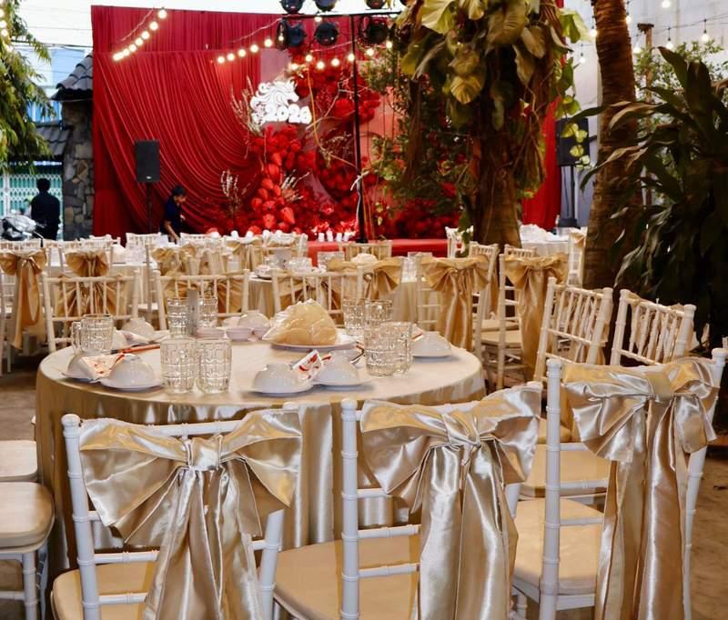 Thuê ghế Tiffany sự kiện sang trọng với trang trí nơ lụa vàng tại sự kiện trọn gói HCM.