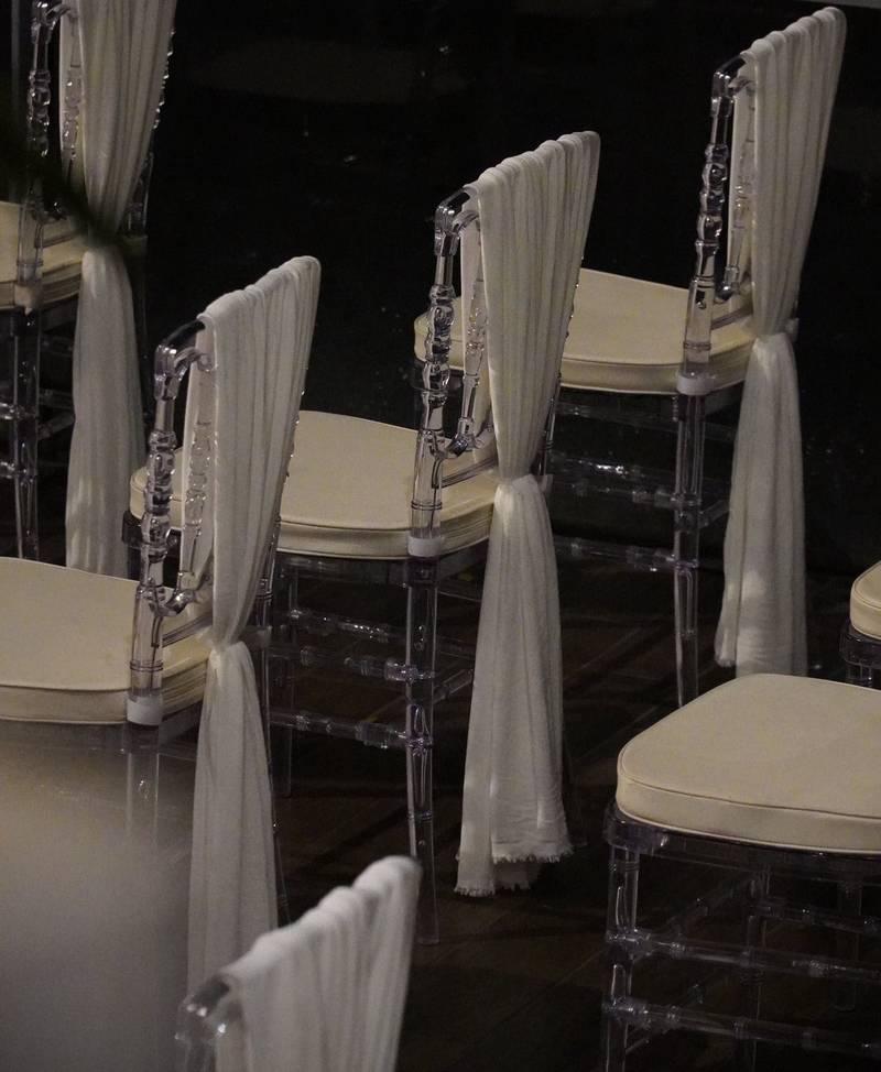 Thuê ghế Tiffany sự kiện với thiết kế trong suốt, trang trí khăn trắng sang trọng cho thuê ghế Tiffany cho sự kiện trọn gói HCM.