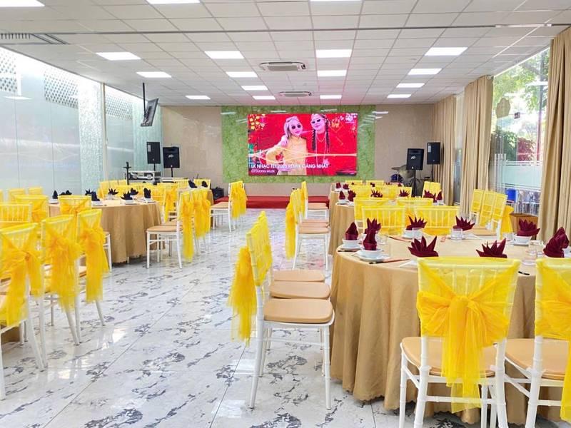 Không gian tổ chức sự kiện với bàn ghế được trang trí nổi bật, dịch vụ thuê ghế tiffany sự kiện trọn gói tại HCM.