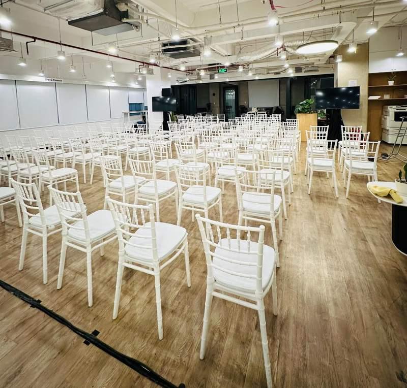 Phòng hội thảo với nhiều ghế trắng được bố trí ngồi chuẩn bị cho thuê ghế Tiffany sự kiện trọn gói tại HCM.