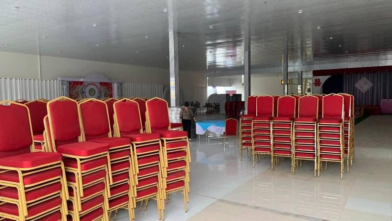 Thuê ghế Tiffany sự kiện HCM với mẫu ghế vàng khung đỏ sang trọng và dịch vụ trọn gói.