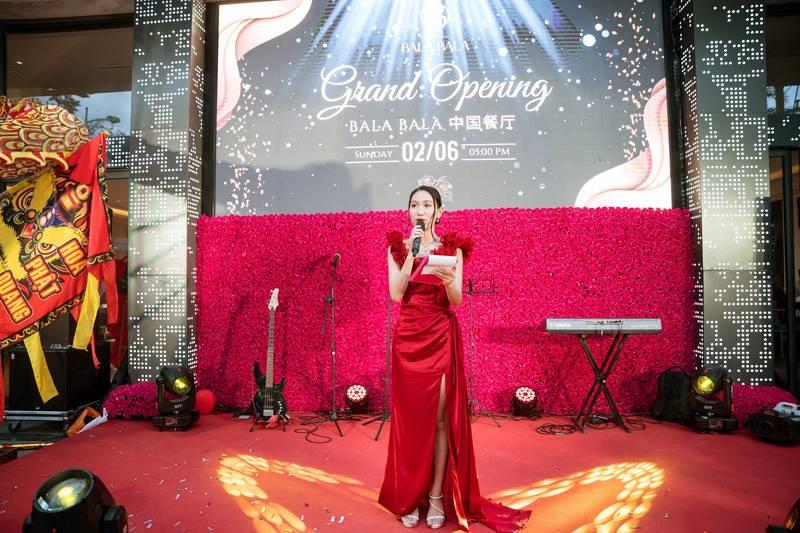 ALT: Thuê MC sự kiện chuyên nghiệp dẫn chương trình khai trương tại sự kiện Grand Opening với báo giá mới nhất 2026.