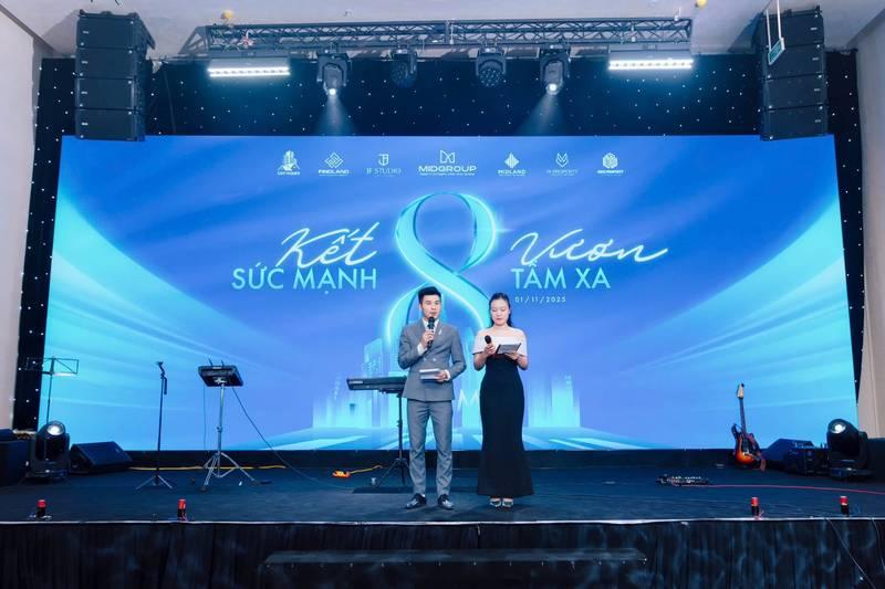 Ảnh hai MC chuyên nghiệp đang dẫn chương trình sự kiện lớn trên sân khấu, phù hợp để thuê MC sự kiện chuyên nghiệp - Báo giá mới nhất 2026.