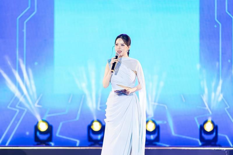 Thuê MC sự kiện chuyên nghiệp dẫn chương trình trên sân khấu hiện đại - Báo giá mới nhất 2026.