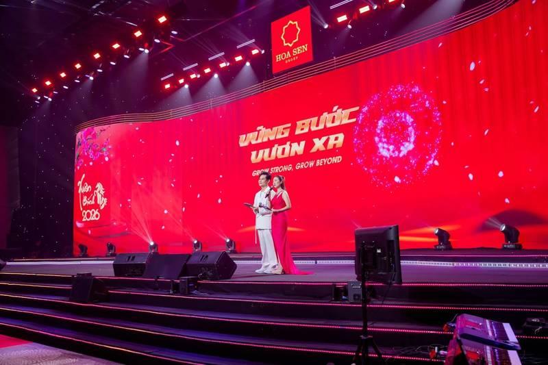 Ảnh thuê MC sự kiện chuyên nghiệp trên sân khấu lớn với ánh đèn rực rỡ, báo giá mới nhất 2026.