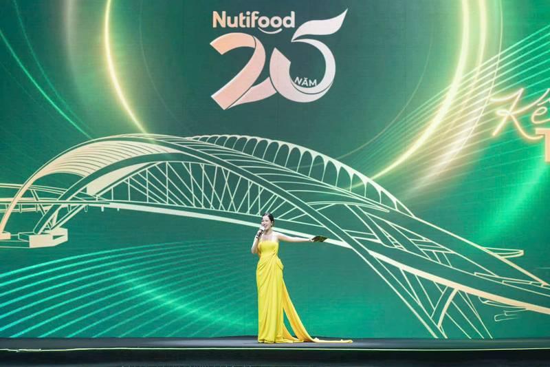Thuê MC sự kiện chuyên nghiệp dẫn chương trình kỷ niệm 25 năm Nutifood - Báo giá mới nhất 2026.
