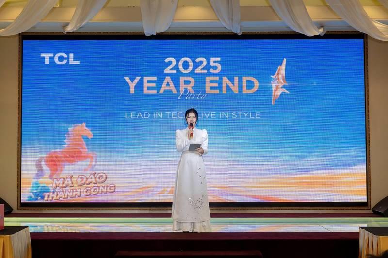 Thuê MC sự kiện chuyên nghiệp dẫn chương trình Year End Party 2025 với báo giá mới nhất 2026.