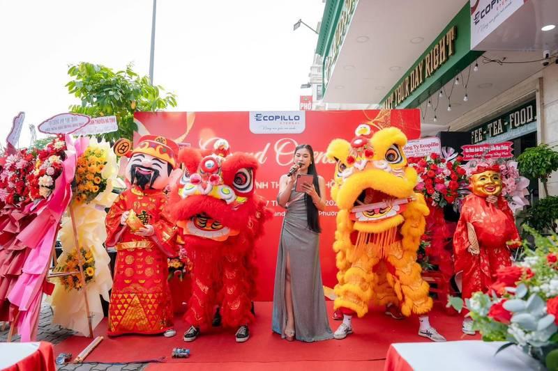 Thuê MC sự kiện chuyên nghiệp dẫn chương trình lễ khai trương với múa lân sôi động - Báo giá mới nhất 2026.