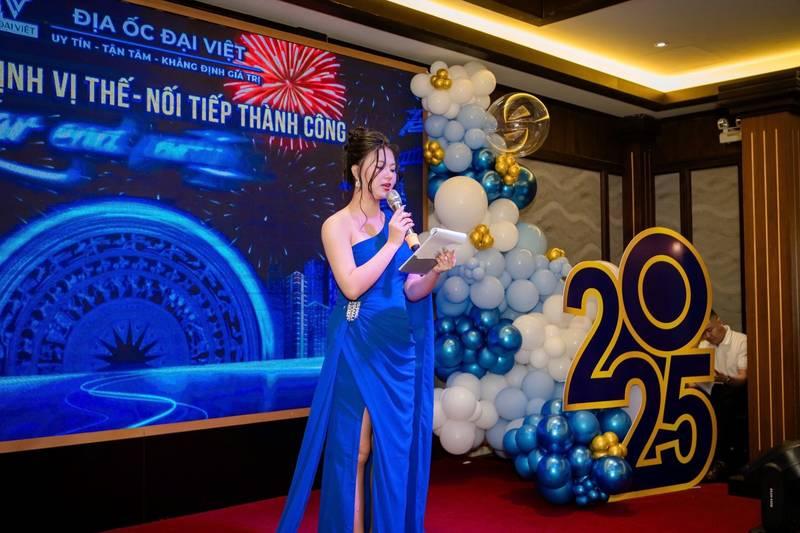 ALT: Thuê MC sự kiện chuyên nghiệp dẫn chương trình sang trọng tại hội nghị năm 2025, báo giá mới nhất 2026.