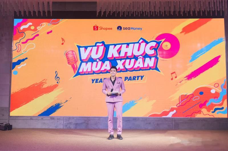 MC đứng trên sân khấu sự kiện Vũ Khúc Mùa Xuân, phù hợp thuê MC sự kiện chuyên nghiệp - Báo giá mới nhất 2026.