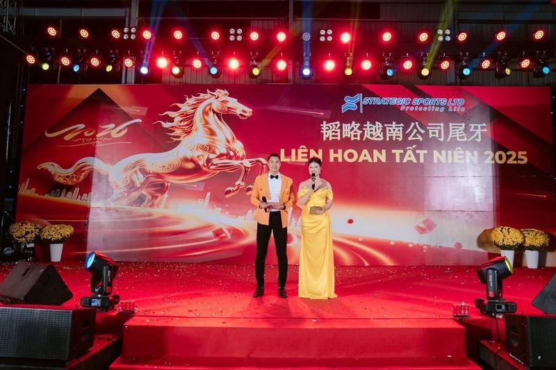 ALT: Thuê MC sự kiện chuyên nghiệp dẫn chương trình tại tiệc liên hoan tất niên 2025 với báo giá mới nhất 2026.