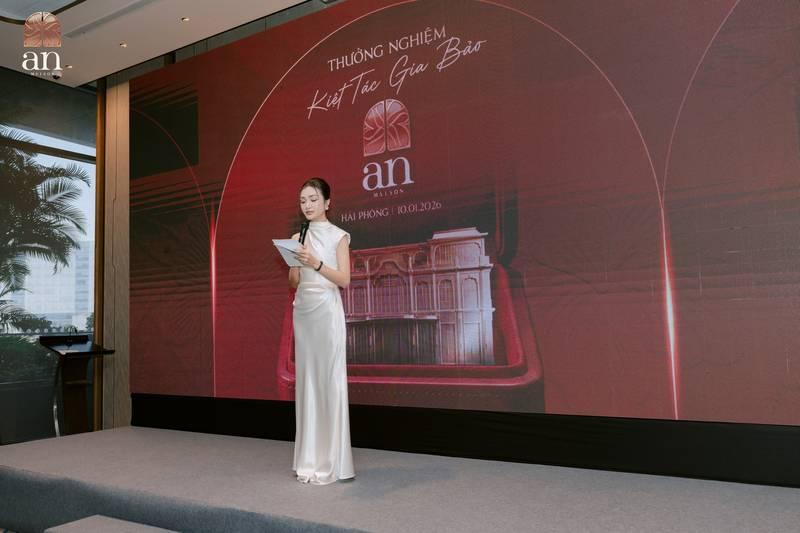 ALT: Thuê MC sự kiện chuyên nghiệp dẫn chương trình tại sân khấu với Báo giá mới nhất 2026.