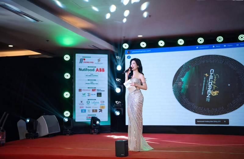 ALT: Thuê MC sự kiện chuyên nghiệp dẫn chương trình trên sân khấu với báo giá mới nhất 2026.