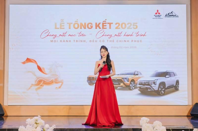MC nữ trong trang phục đỏ dẫn chương trình lễ tổng kết 2025, phù hợp với thuê MC sự kiện chuyên nghiệp - báo giá mới nhất 2026.