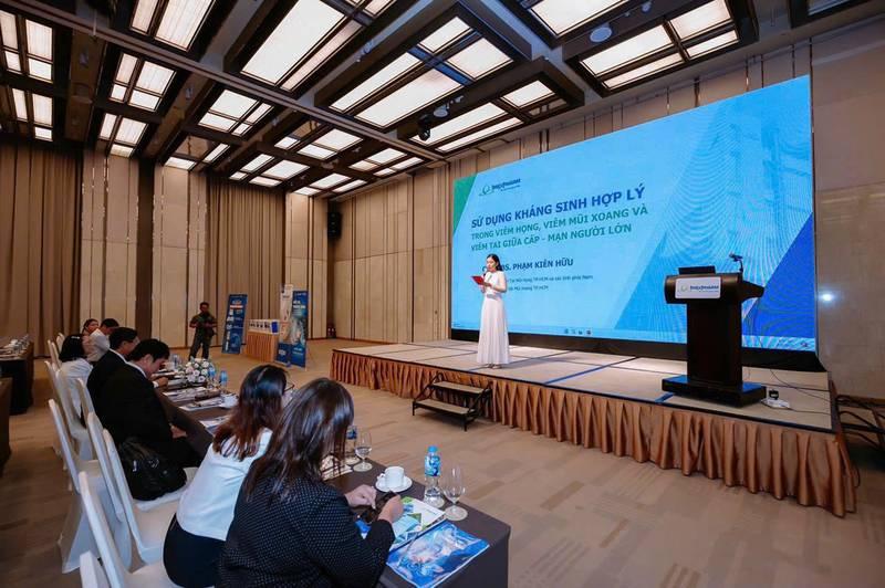 ALT: Thuê MC sự kiện chuyên nghiệp dẫn chương trình hội thảo y tế với báo giá mới nhất 2026.