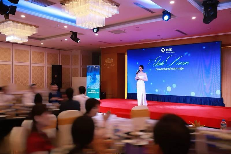 ALT: Thuê MC sự kiện chuyên nghiệp dẫn chương trình Gala Dinner tại hội nghị với báo giá mới nhất 2026.