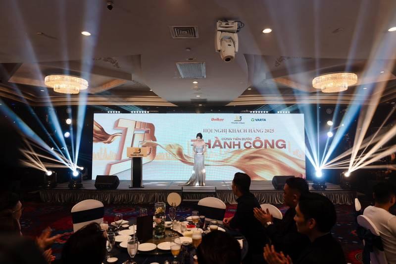 Thuê MC sự kiện chuyên nghiệp dẫn chương trình hội nghị khách hàng 2025 trên sân khấu sang trọng.