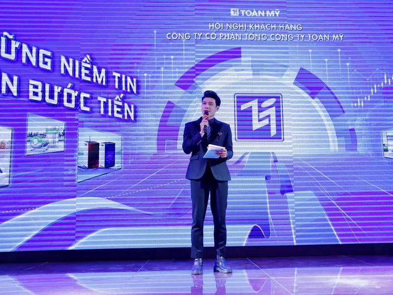 ALT: MC nam đang dẫn chương trình tại hội nghị khách hàng, dịch vụ thuê MC sự kiện chuyên nghiệp - Báo giá mới nhất 2026.