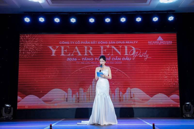 MC nữ đang dẫn chương trình trong sự kiện year end party, phù hợp thuê MC sự kiện chuyên nghiệp - báo giá mới nhất 2026.