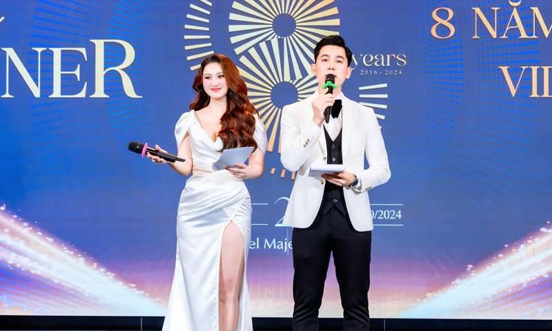 Ảnh hai MC chuyên nghiệp đang dẫn chương trình sự kiện sang trọng, phù hợp với dịch vụ thuê MC sự kiện chuyên nghiệp - Báo giá mới nhất 2026.