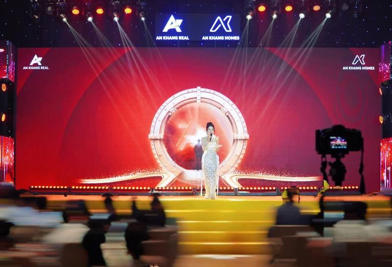 ALT cho ảnh: MC nữ đang dẫn chương trình trên sân khấu chuyên nghiệp, phù hợp với thuê MC sự kiện - Báo giá mới nhất 2026.