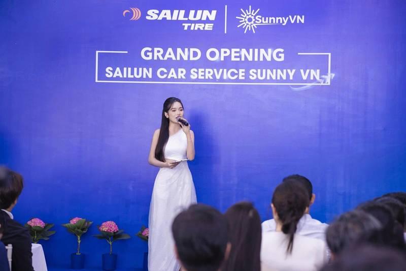 Nữ MC chuyên nghiệp đang dẫn chương trình tại sự kiện grand opening, thuê MC sự kiện, báo giá mới nhất 2026.