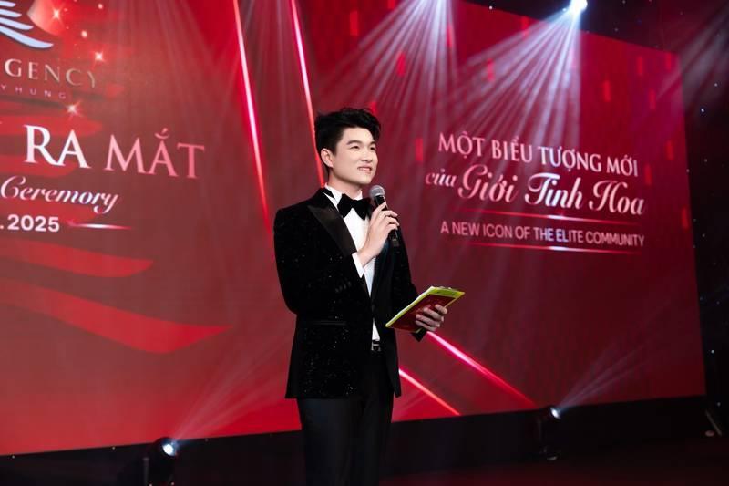 Ảnh MC sự kiện chuyên nghiệp đang dẫn chương trình với phông nền lễ ra mắt, phù hợp để thuê MC sự kiện - Báo giá mới nhất 2026.